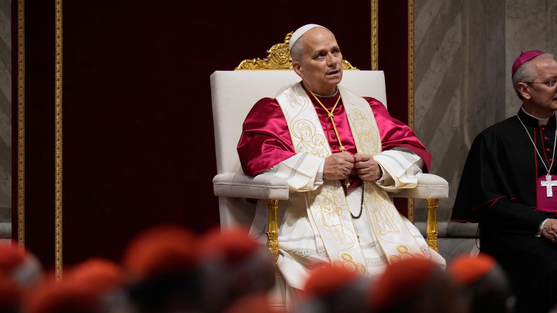 Papst Leo XIV. im Petersdom während eines Friedensgebets. | AP