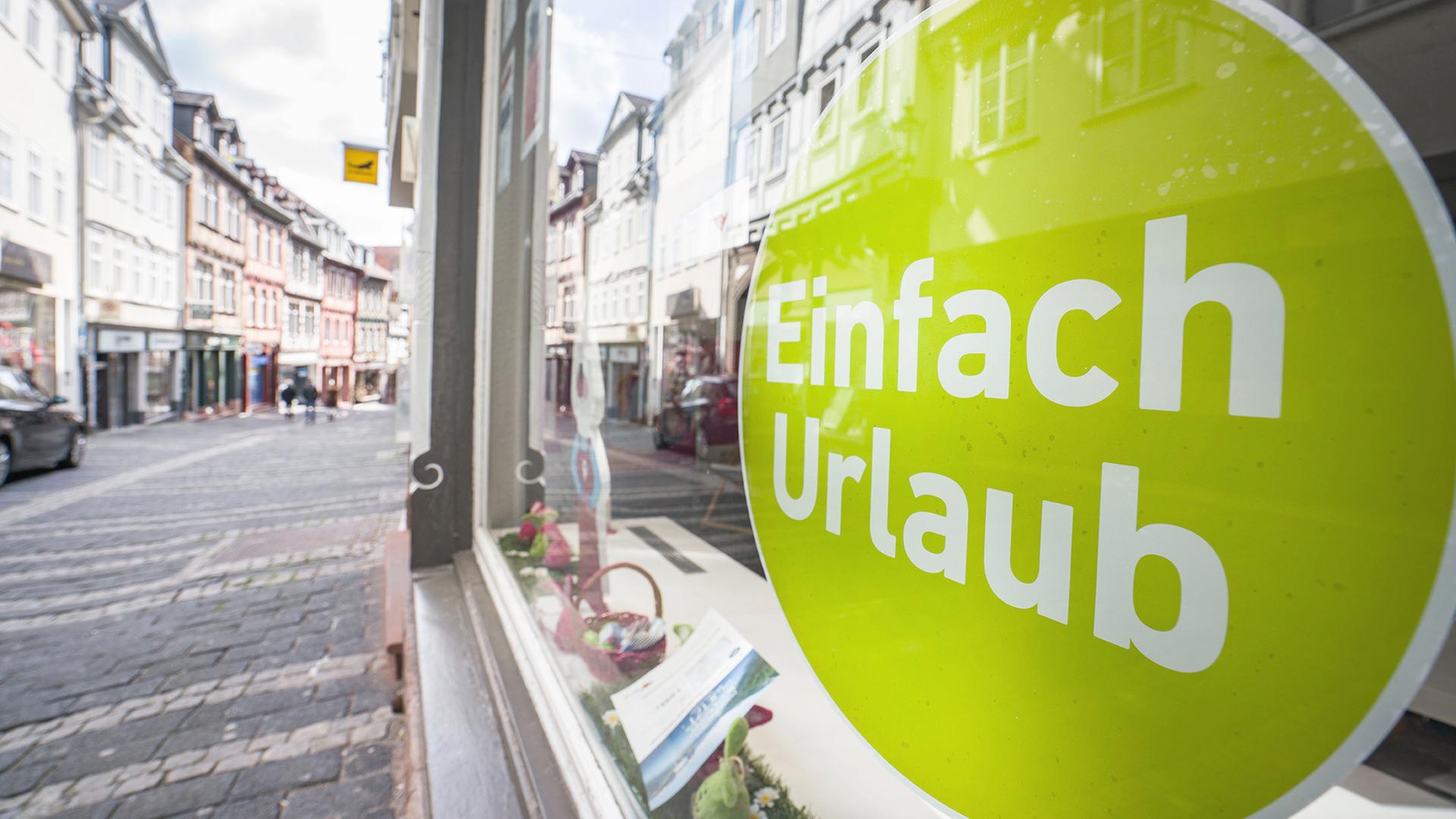 Auf einem Aufkleber an der Scheibe eines Reisebüros steht 