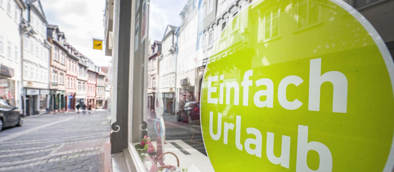 Auf einem Aufkleber an der Scheibe eines Reisebüros steht 