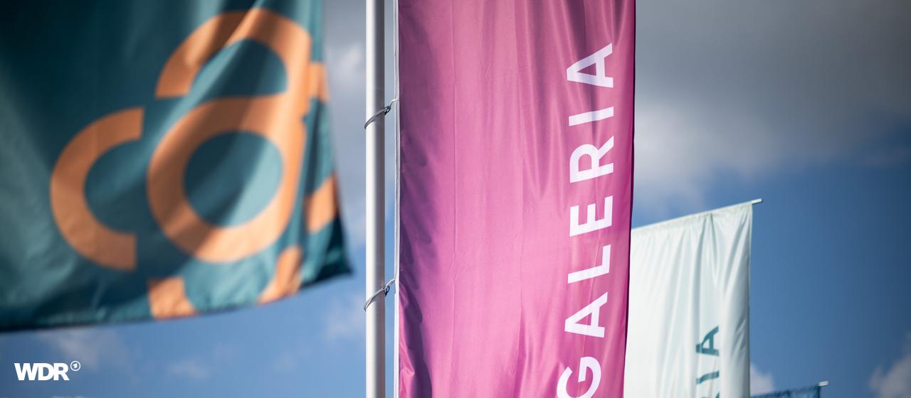 Fahnen vor der Firmenzentrale von Galeria Karstadt Kaufhof in Essen.