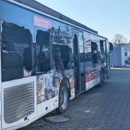 Eingeschlagen Scheiben bei einem Linienbus in Hittfeld