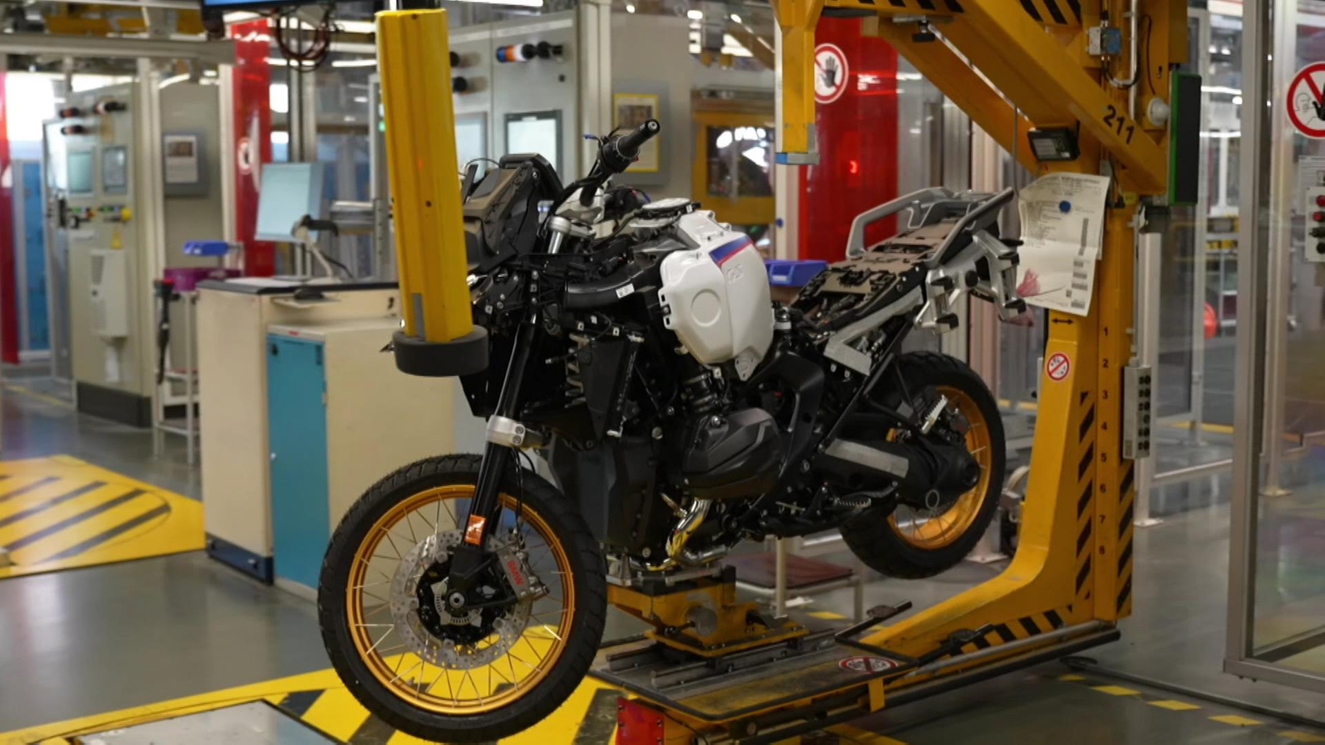 Ein Motorrad steht in einer Werkshalle. | rbb