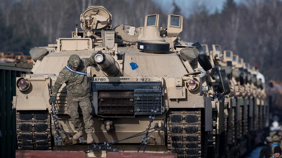 Panzer der US-Armee auf Güterwagen am Bahnhof von Gaiziunai, Litauen