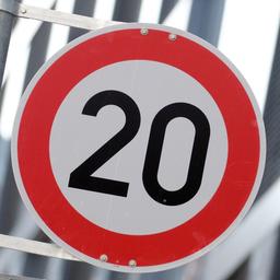 Ein Straßenschild mit dem Hinweis Tempo 20.