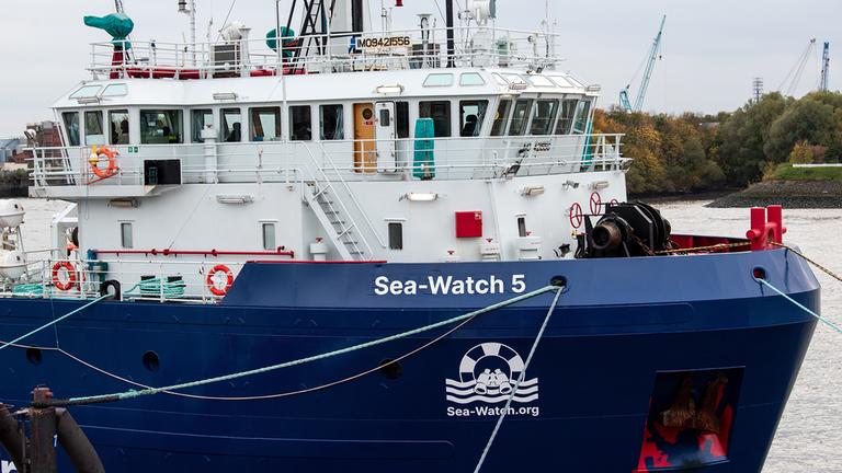 Das Rettungsschiff "Sea-Watch 5" der deutschen Hilfsorganisation Sea-Watch liegt im Hamburger Hafen auf der Elbe. (Archivbild: 03.11.2022)
