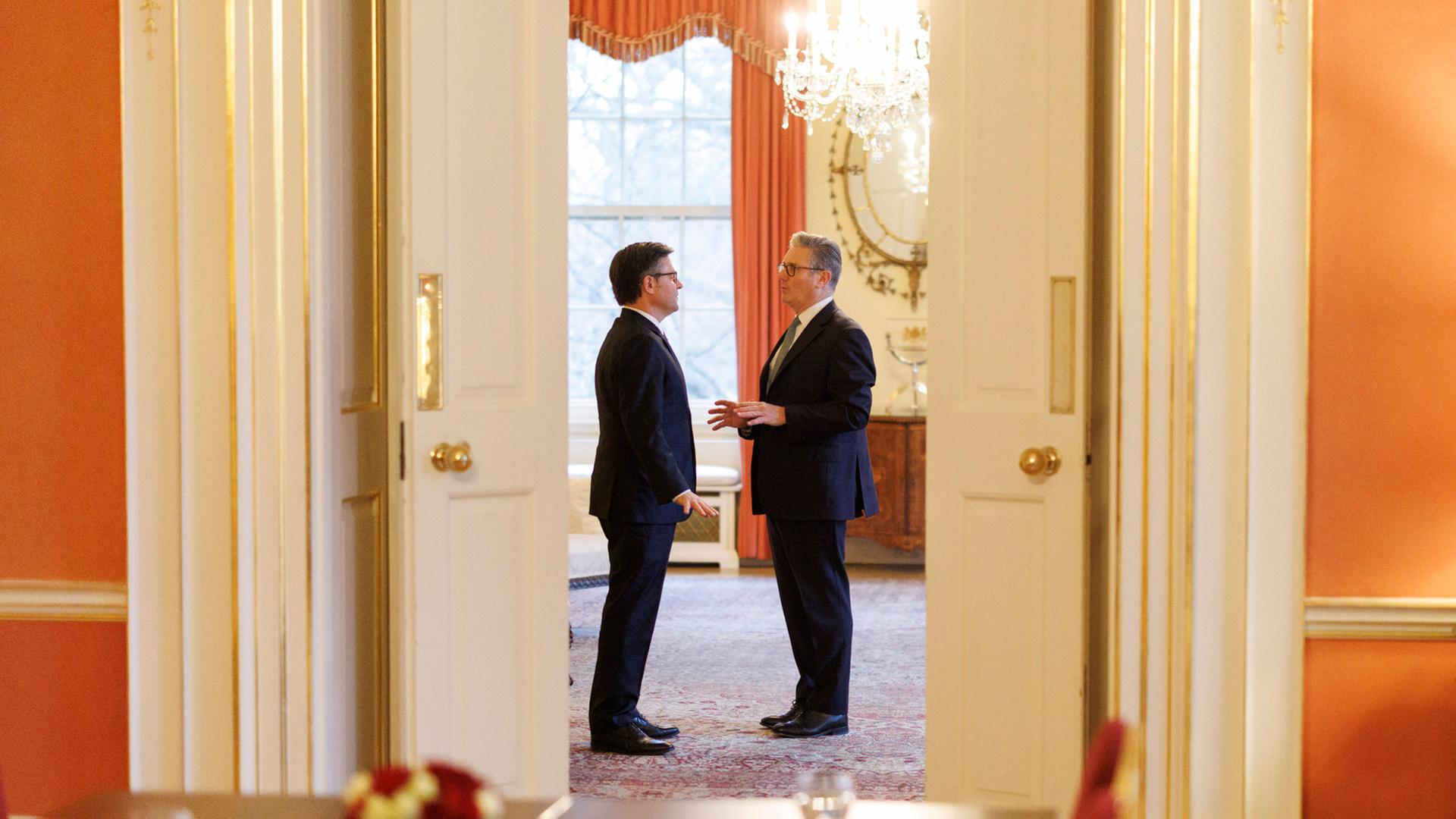 Mike Johnson und Keir Starmer | IMAGO/Avalon.red