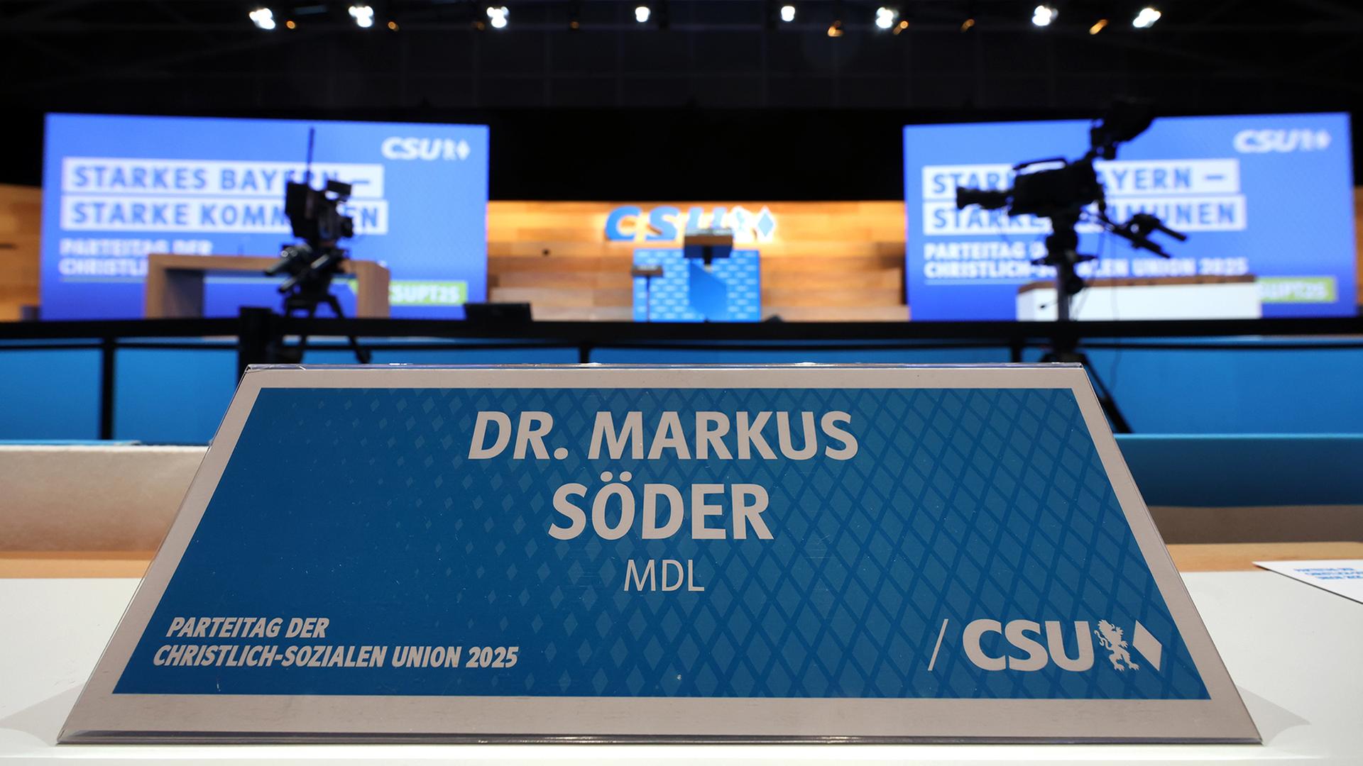Ein Namensschild steht auf dem CSU-Parteitag am Platz von Markus SÃ¶der. | dpa