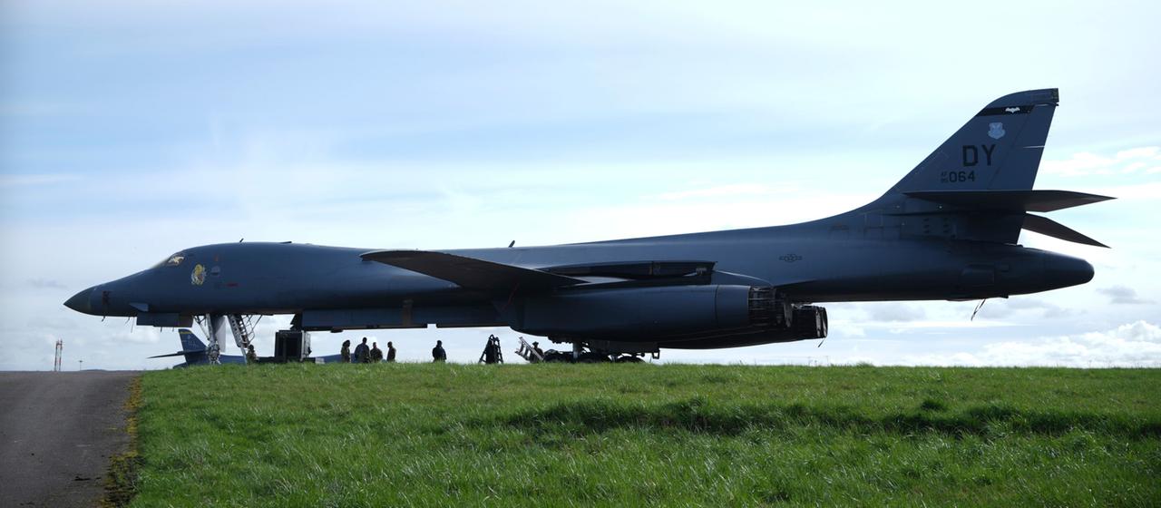 Eine Crew der US-Airforce arbeitet an einem B1 Lancer Bomber am Stützpunkt der Royal Airforce in Fairford, UK