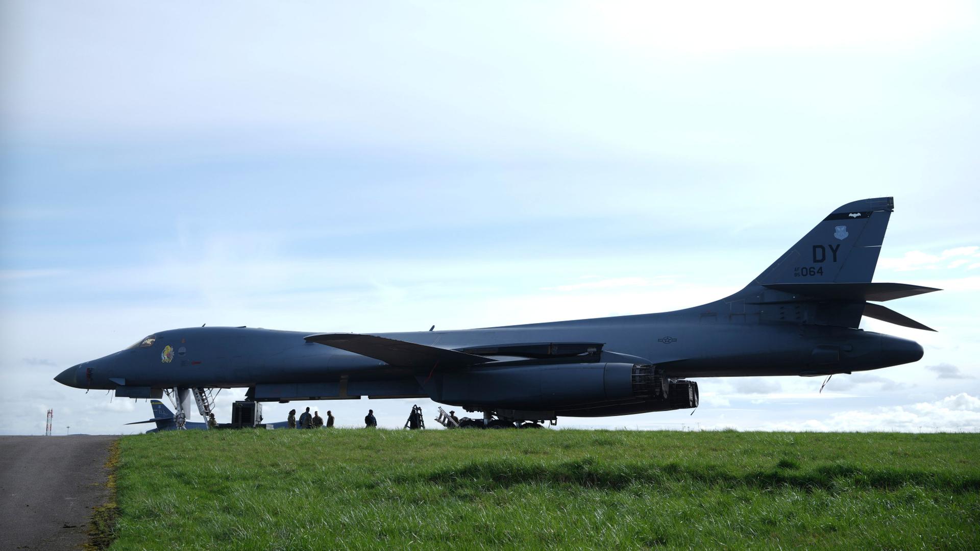 Eine Crew der US-Airforce arbeitet an einem B1 Lancer Bomber am Stützpunkt der Royal Airforce in Fairford, UK | AP
