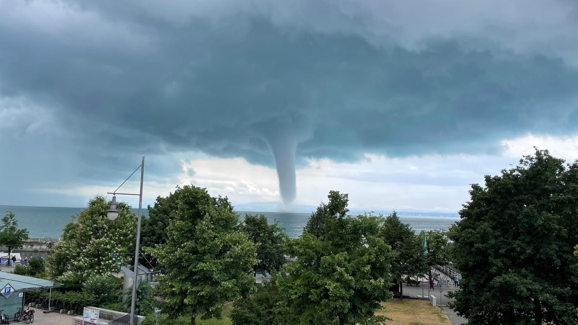 Eine Windhose Ã¼ber dem Bodensee bei Friedrichshafen. | SWR, Marlene Fuchs