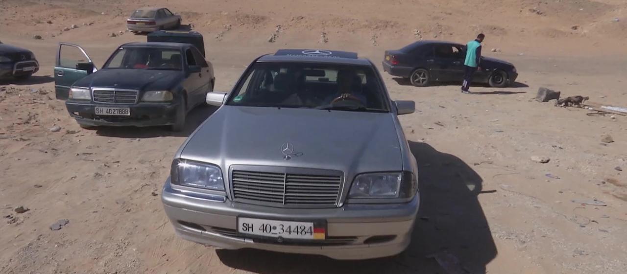 Ein Mercedes in einer Wüstenlandschaft in Algerien