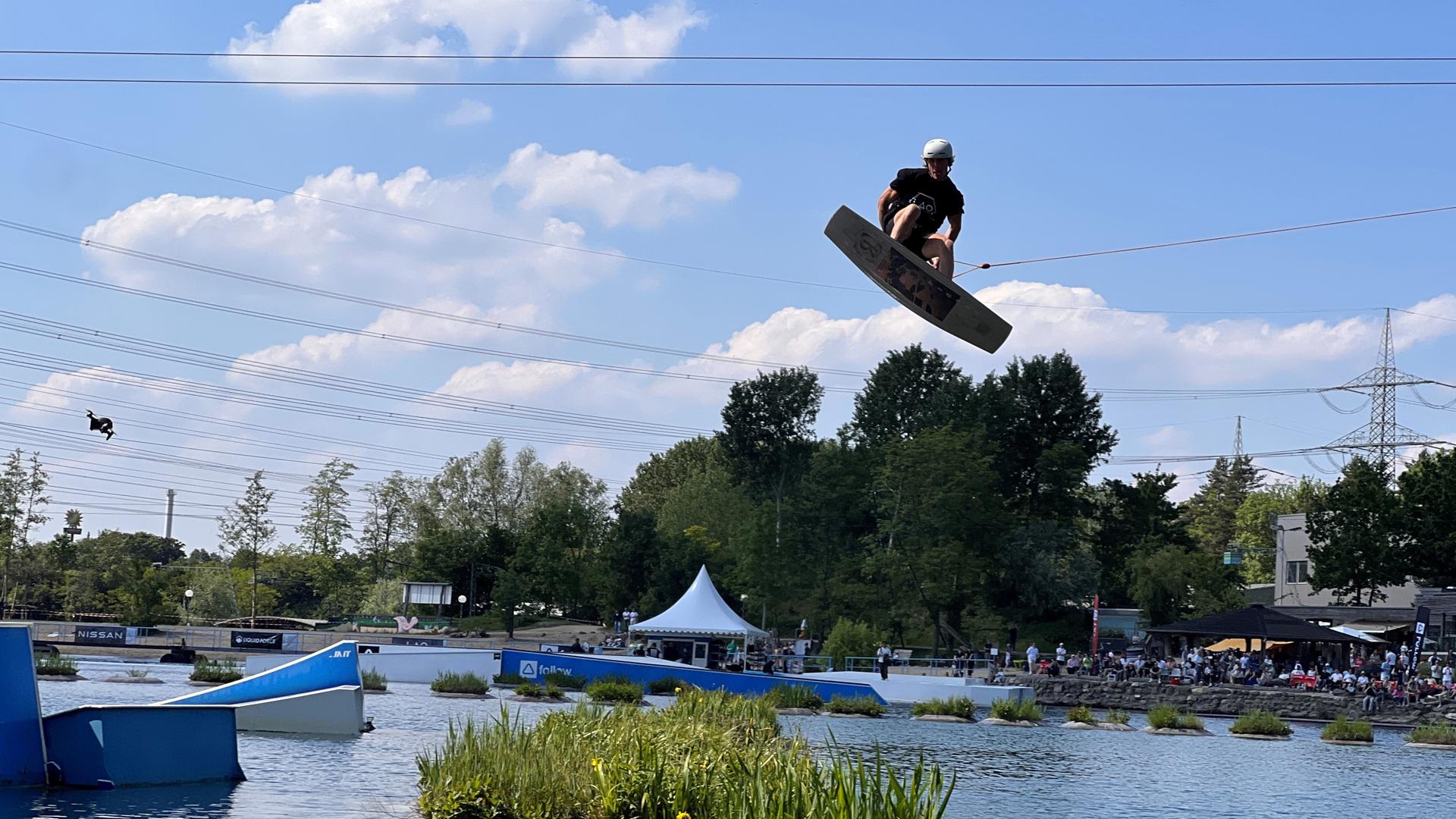 Spektakulärer Sport: Wakeboard-Elite trifft sich in Langenfeld