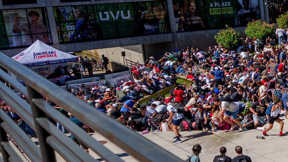 Bilder und Videos in den Sozialen Medien zeigen, wie Menschen panisch flüchten, nachdem der Schuss fiel. | via REUTERS Menschen auf dem Gelände der Universität in Orem, Utah ducken sich, nachdem ein Schuss fiel.