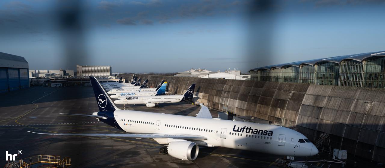 Passagierflugzeuge der Lufthansa stehen auf dem Flughafen Frankfurt. 