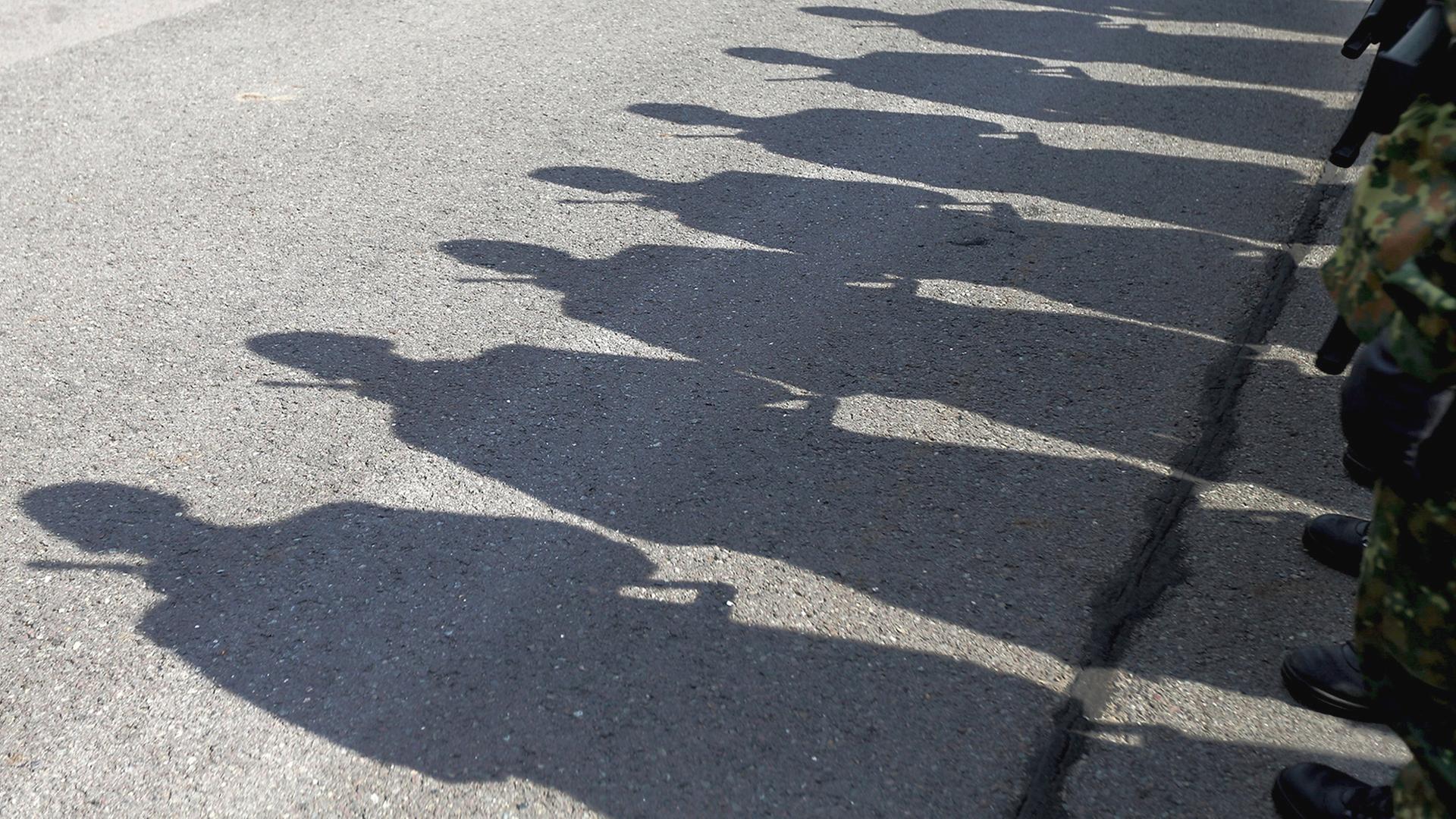 Schatten von Bundeswehrsoldaten | dpa
