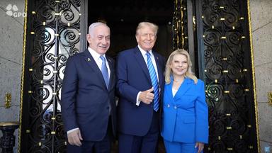  Donald Trump (l) trifft Benjamin Netanyahu und dessen Frau Sara