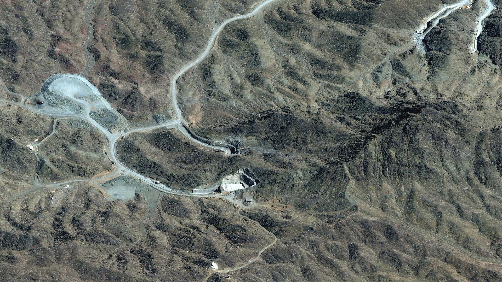Ein Satellitenbild zeigt eine Übersicht des Tunnelkomplexes Pickaxe Mountain in Natanz, Iran, am 7. März 2026, inmitten des Konflikts zwischen den USA und Israel mit dem Iran. | via REUTERS