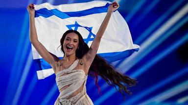 Die israelische Sängerin Eden Golan hält beim ESC 2024 eine Israel-Flagge in den Händen.