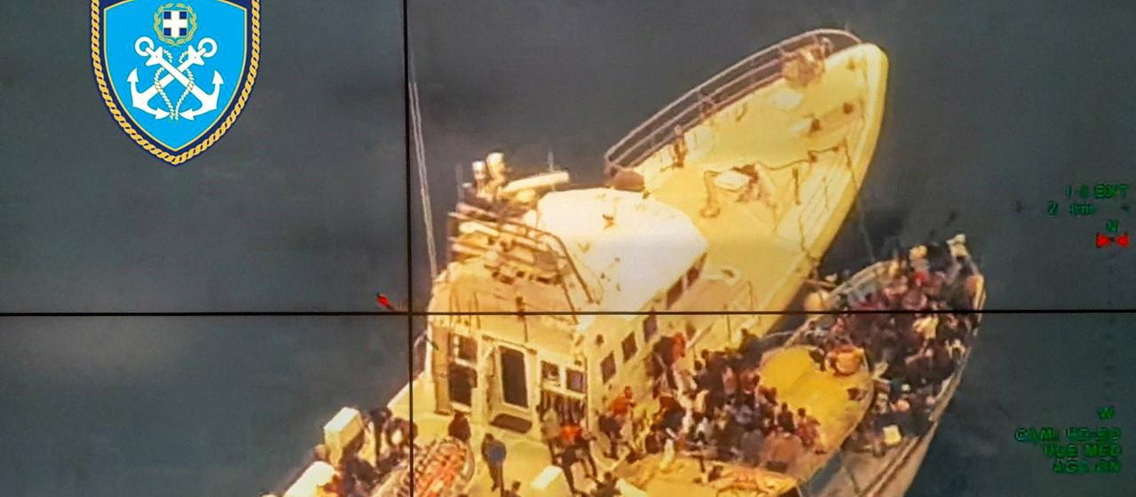 Ein von der griechischen Küstenwache zur Verfügung gestelltes Bild zeigt eine Rettungsaktion geflüchteter Menschen von einem Boot vor Kreta