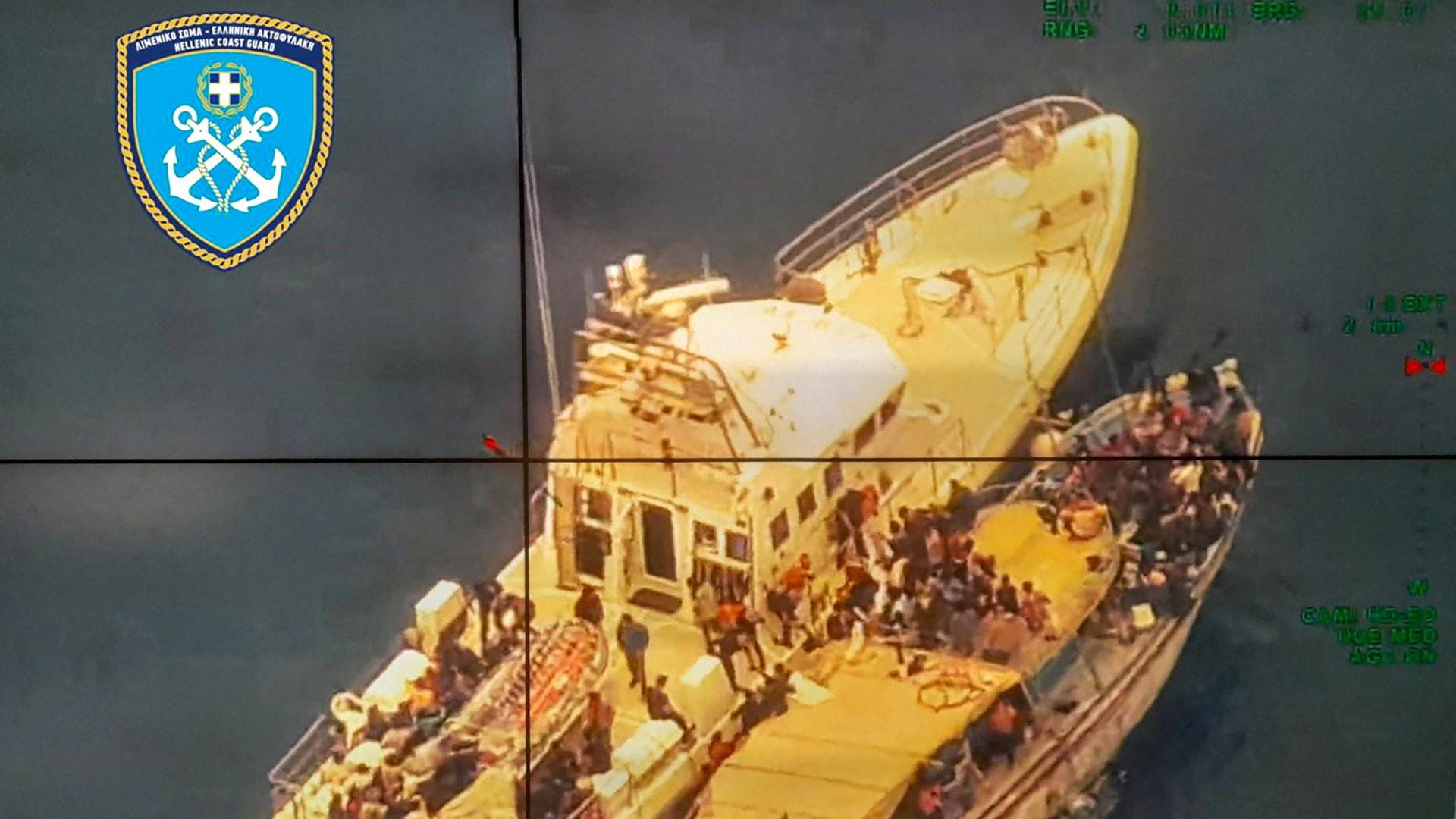 Ein von der griechischen Küstenwache zur Verfügung gestelltes Bild zeigt eine Rettungsaktion geflüchteter Menschen von einem Boot vor Kreta | via REUTERS