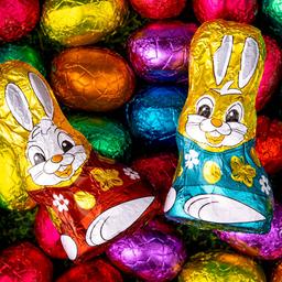 Bunte Ostersüßigkeiten, Schokoladeneier und Schokoladenhasen.