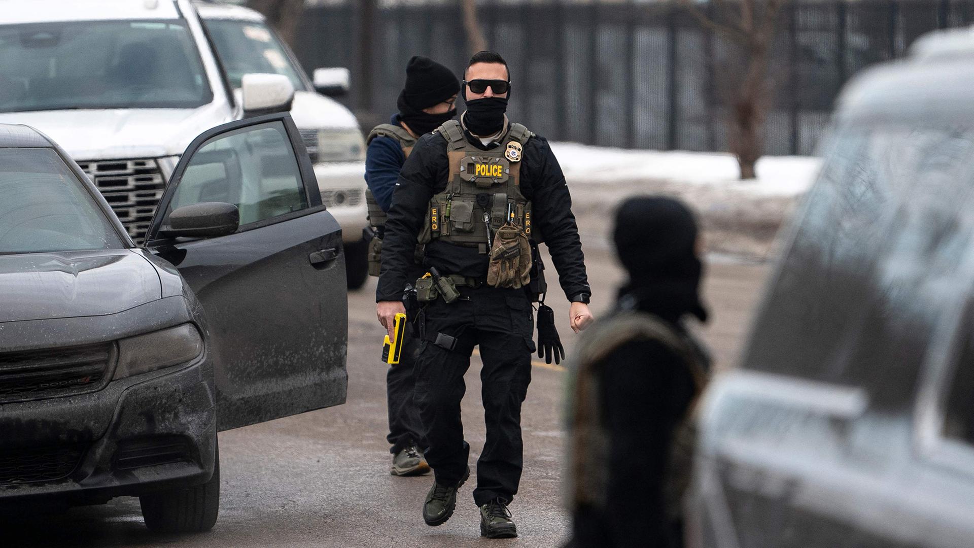 ICE-Einsatzkräfte sind in Minneapolis auf einer Straße zu sehen. | Stephen Maturen / GETTY IMAGES NORTH AMERICA / Getty Images via AFP