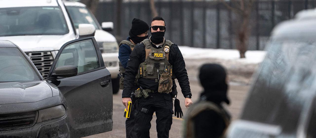 ICE-Einsatzkräfte sind in Minneapolis auf einer Straße zu sehen.