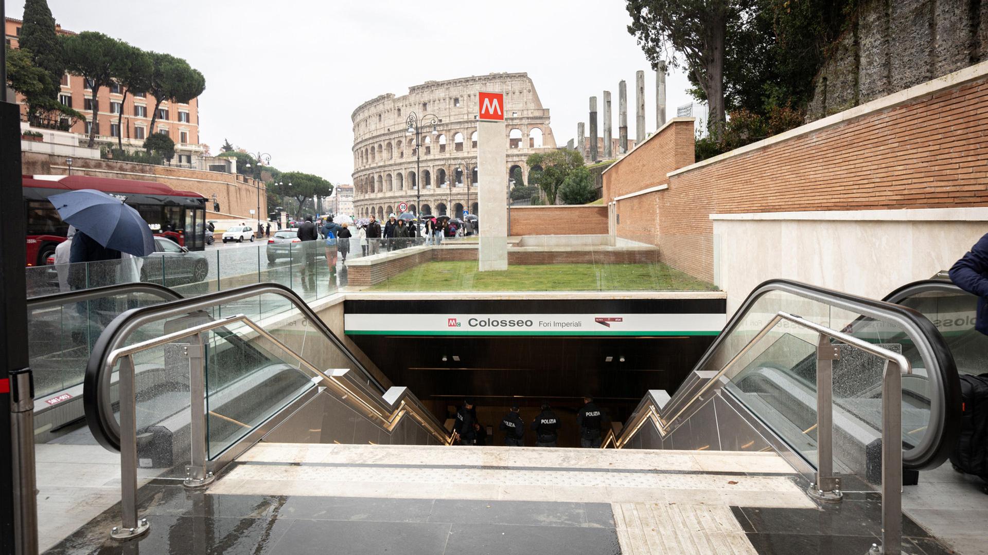 Menschen passieren den Eingang zur U-Bahn neben dem Kolosseum in Rom, Italien. | EPA