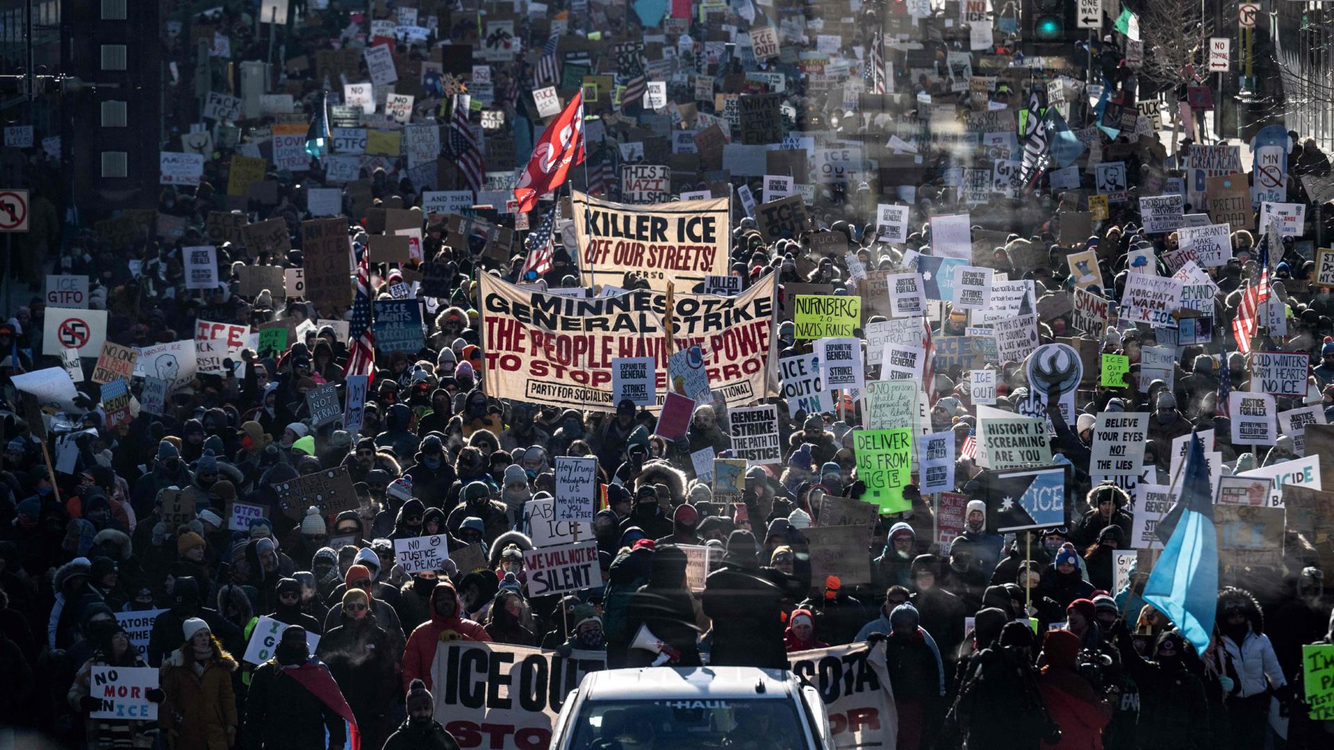 Menschen nehmen an Protesten in Minneapolis, USA, teil. | AFP
