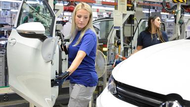Eine Volkswagen-Mitarbeiterin arbeitet an einer Produktionslinie für den Golf VIII und den Tiguan in der VW-Zentrale in Wolfsburg.