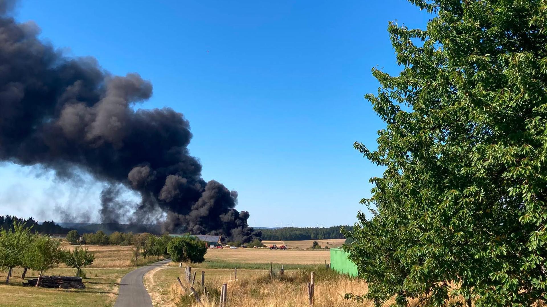 Großbrand in Hüttenberg: 1.600 Strohballen in Flammen