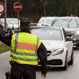 Ein Beamter der Bundespolizei leitet am 1. Juli 2017 den Einreiseverkehr aus den Niederlanden auf der A30 bei Bad Bentheim (Niedersachsen) zur Kontrolle über einen Parkplatz.