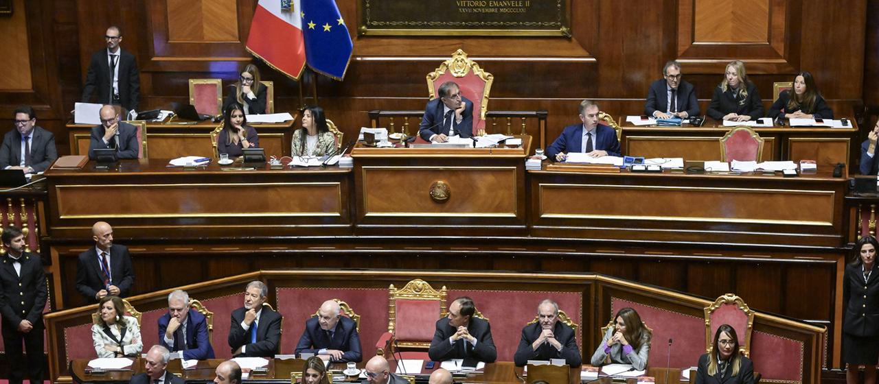 Senatoren nehmen an einer Sitzung des Senats teil.