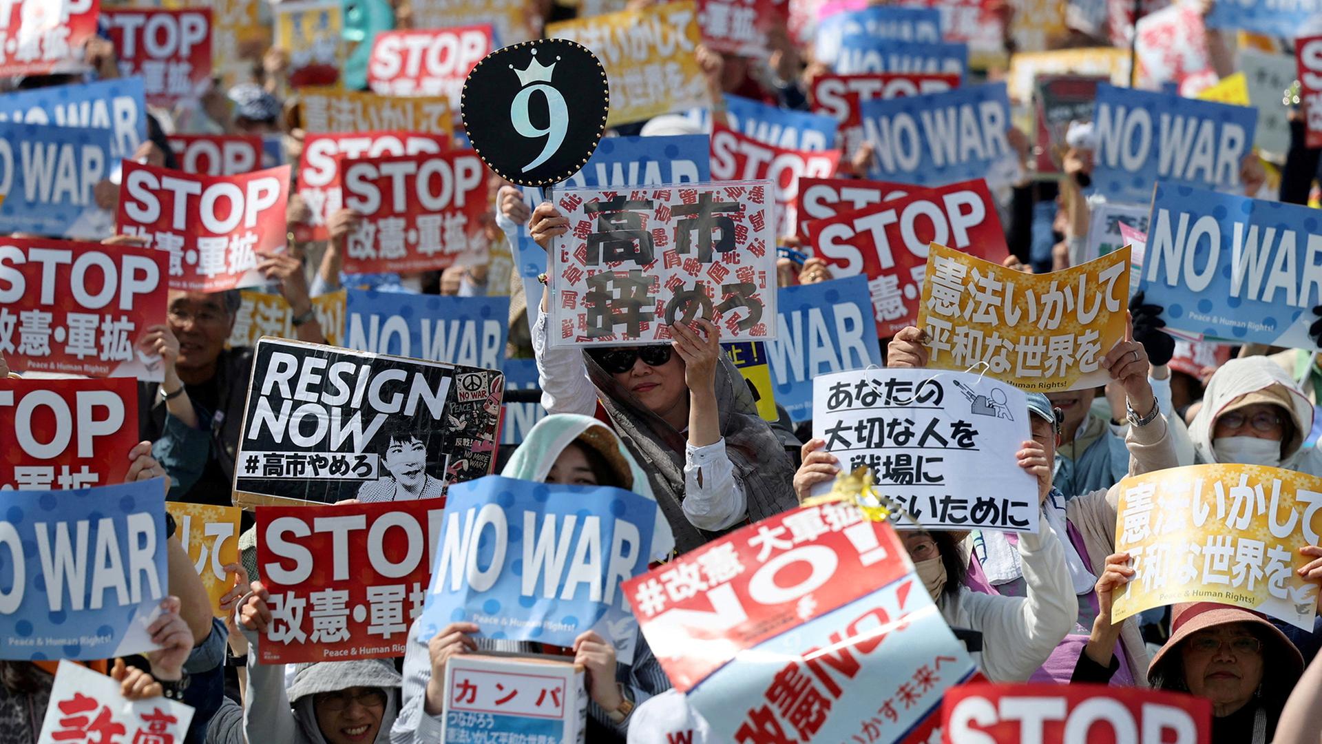 WÃ¤hrend einer Kundgebung zum Tag der Verfassung in Tokio protestieren Menschen gegen die Politik der VerfassungsÃ¤nderung und der militÃ¤rischen Expansion. | REUTERS