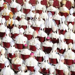Katholische Kardinäle zu Beginn der Weltsynode bei einer Messe mit Papst Franziskus auf dem Petersplatz (Archiv)