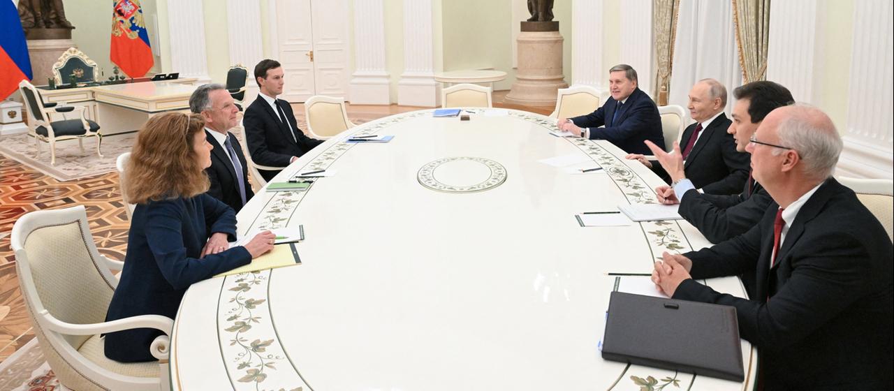 Eine US-Delegation und Wladimir Putin und Berater sprechen in Moskau