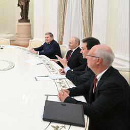 Eine US-Delegation und Wladimir Putin und Berater sprechen in Moskau