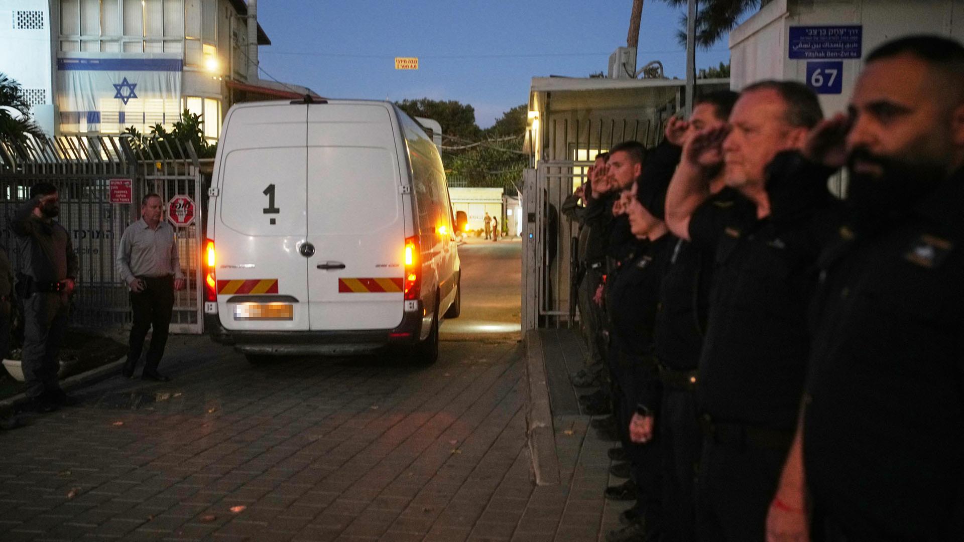 Ein Transporter fährt an Sicherheitskräften am Abu-Kabir-Forensischen Institut in Tel Aviv, Israel vorbei. | AP