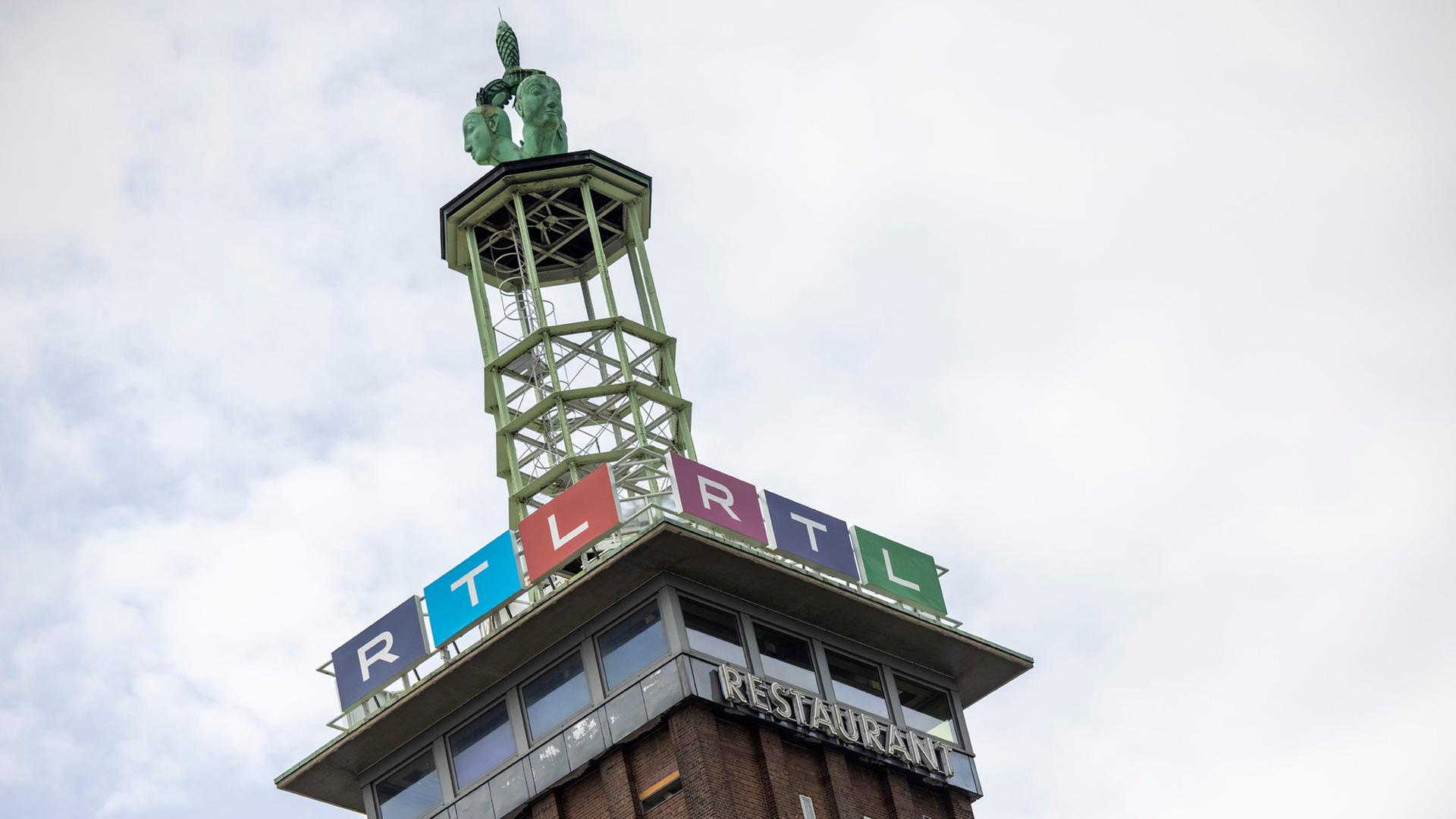 Das Logo des Privatsenders RTL ist an dem ehemaligen Messeturm vor dem Sendezentrum in Köln zu sehen.  | picture alliance/dpa