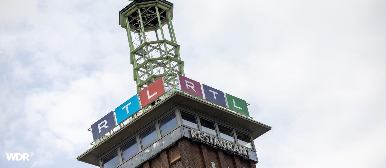 Das Logo des Privatsenders RTL ist an dem ehemaligen Messeturm vor dem Sendezentrum in Köln zu sehen. 