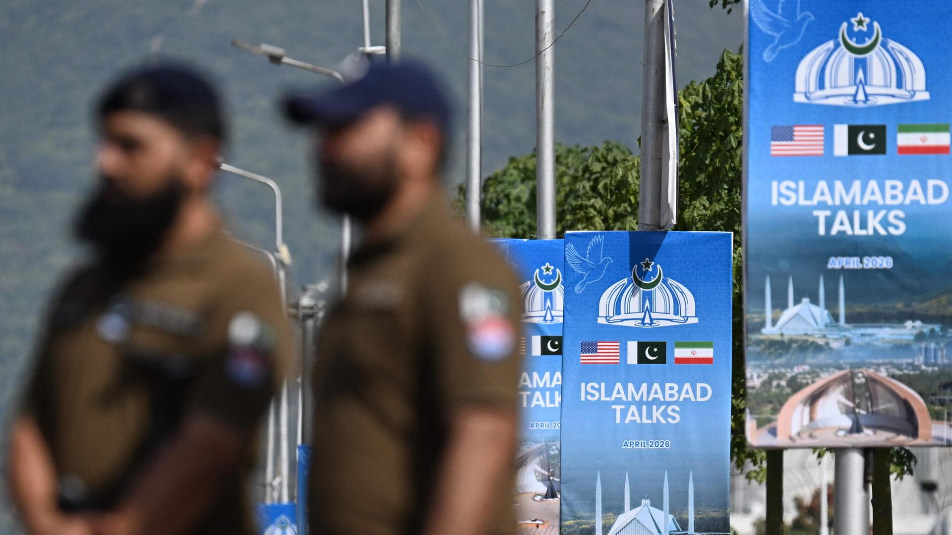 Mehrere Poster in Islamabad mit dem Schriftzug 