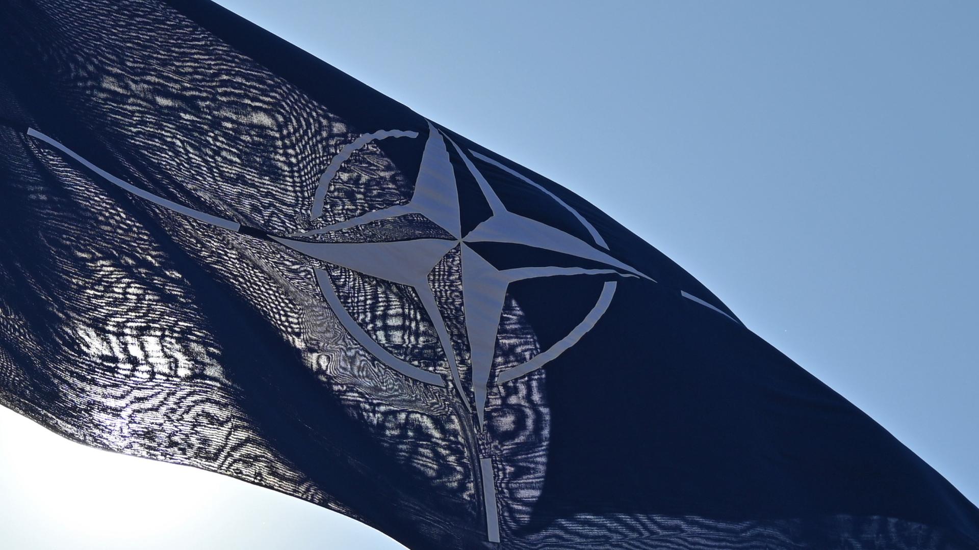 Eine Flagge der NATO vor dem NATO-Hauptquartier in Brüssel | dpa