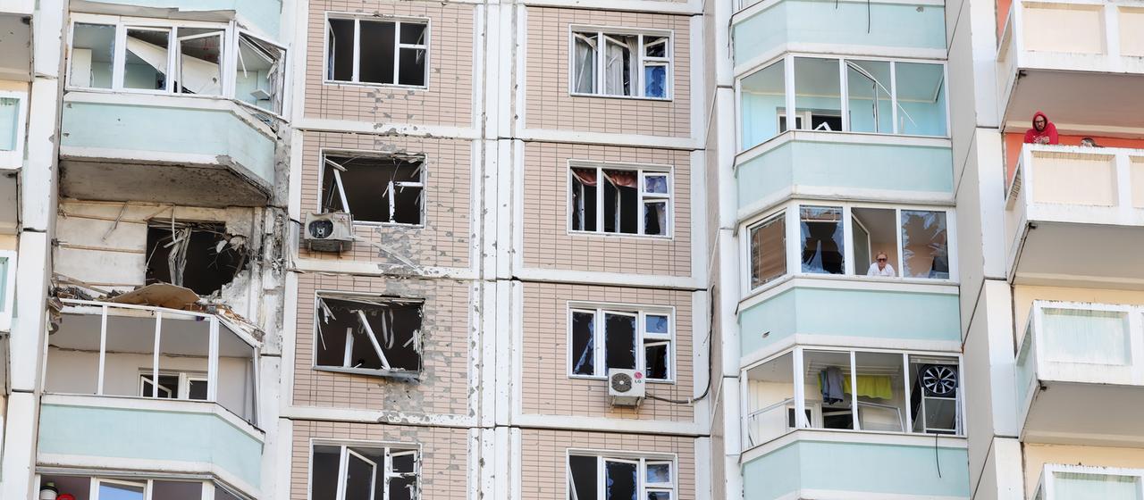 An einem Wohnblock in Krasnogorsk bei Moskau sind zerstörte Fenster und Balkone zu sehen.