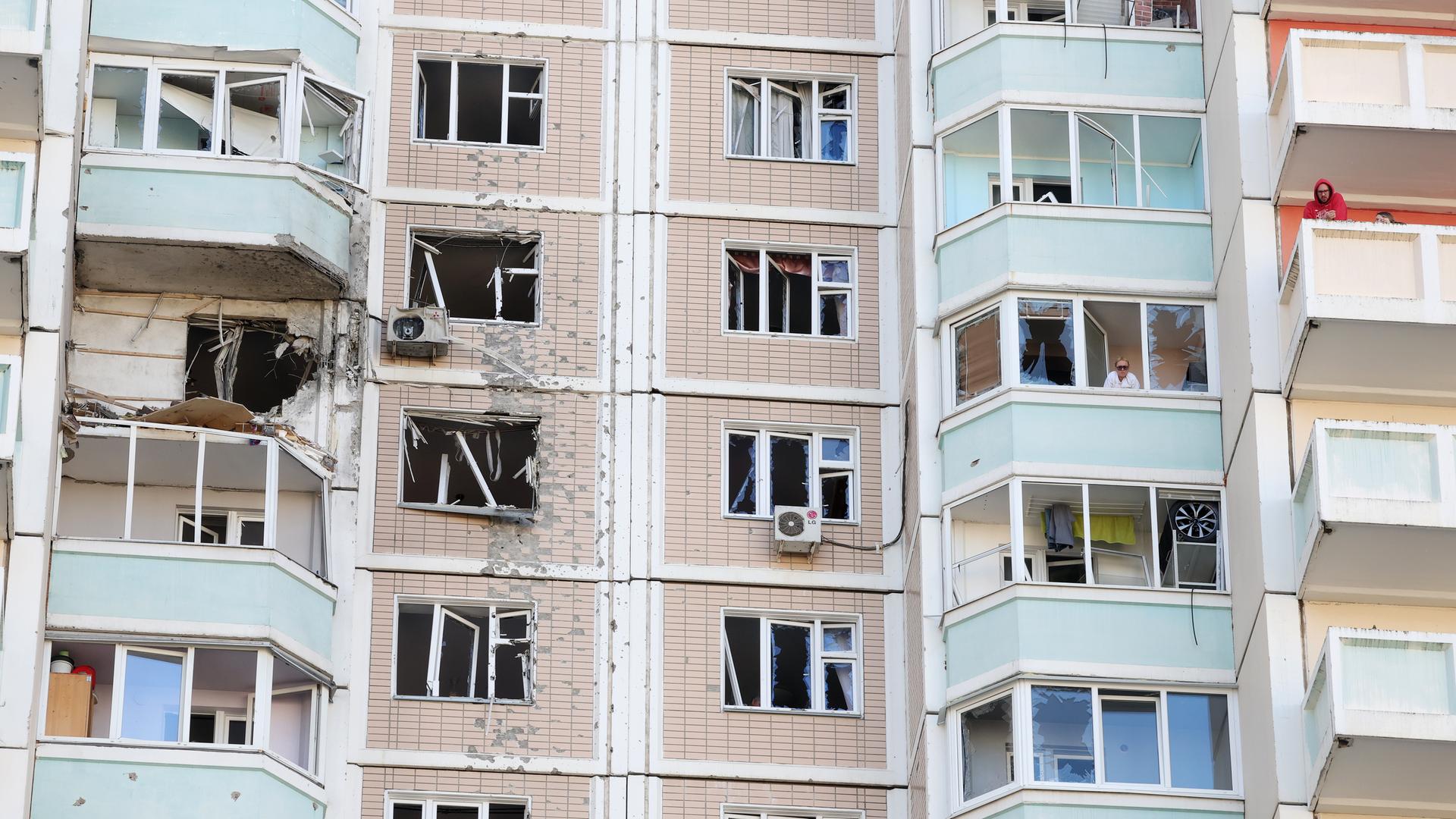 An einem Wohnblock in Krasnogorsk bei Moskau sind zerstörte Fenster und Balkone zu sehen. | EPA