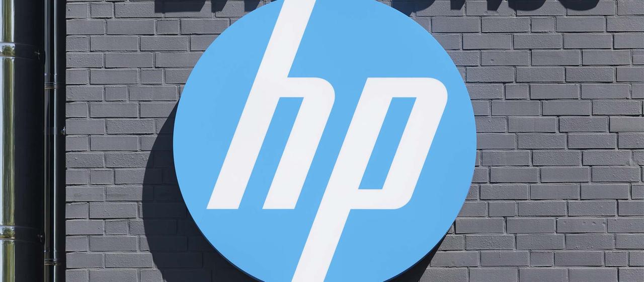 HP-Logo an einer Fassade.