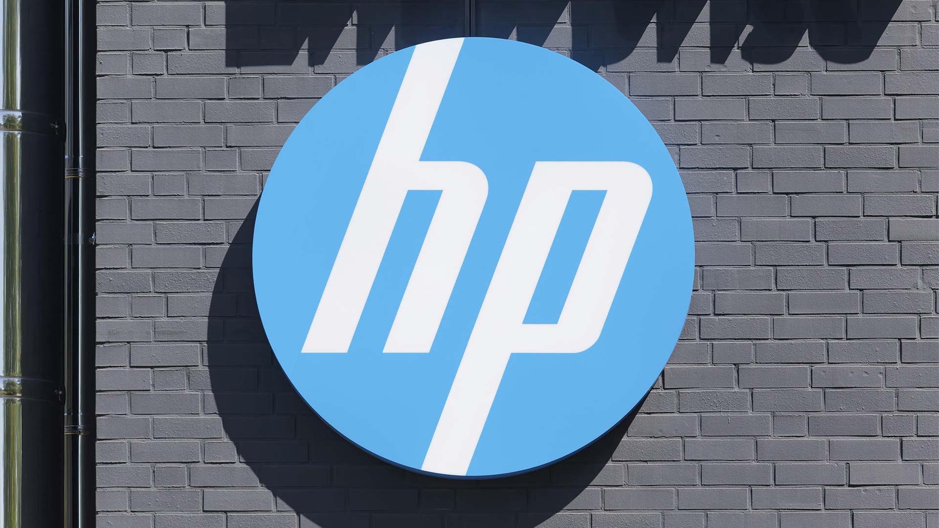 HP-Logo an einer Fassade. | picture alliance / imageBROKER