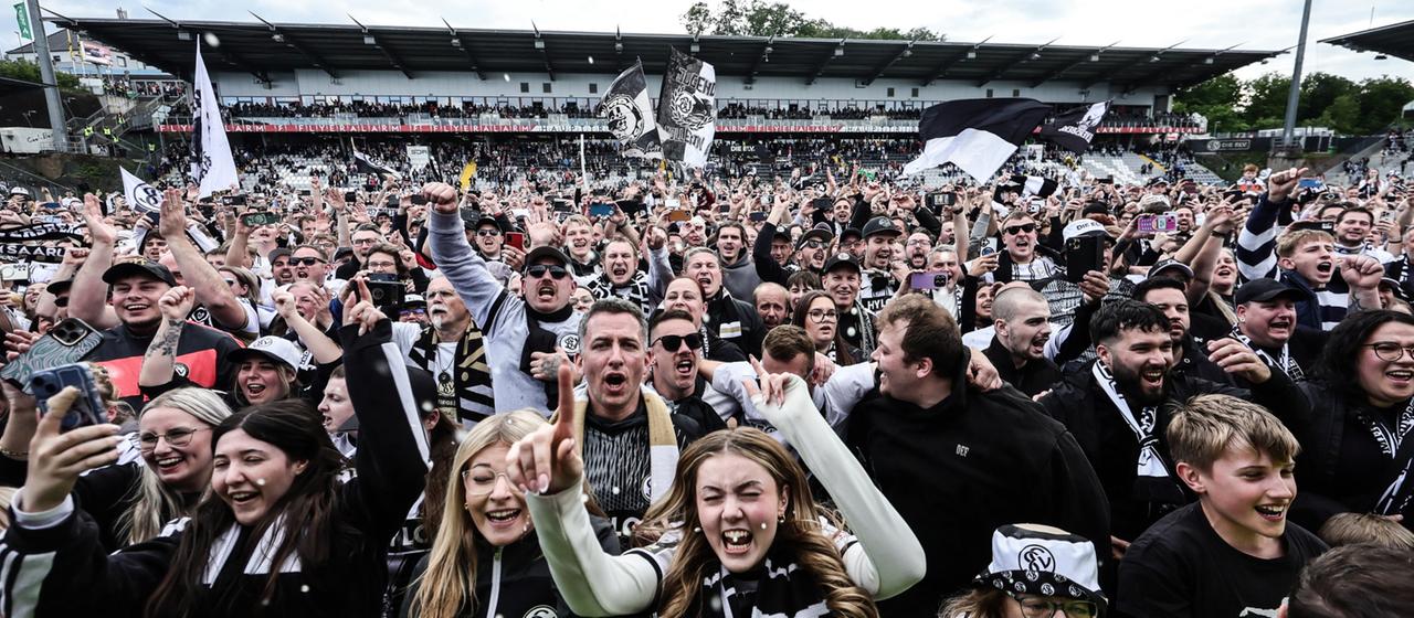 Fans vom SV Elversberg feiern den Aufstieg in die Fußball-Bundesliga