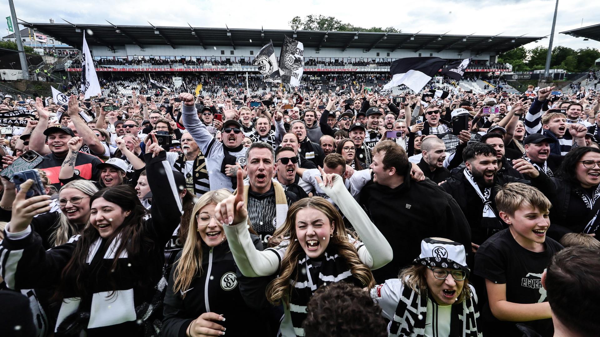 Fans vom SV Elversberg feiern den Aufstieg in die Fußball-Bundesliga | EPA