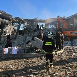Feuerwehrleute und Sicherheitskräfte inspizieren die Trümmer eines Gebäudes in Erbil im Nordirak.
