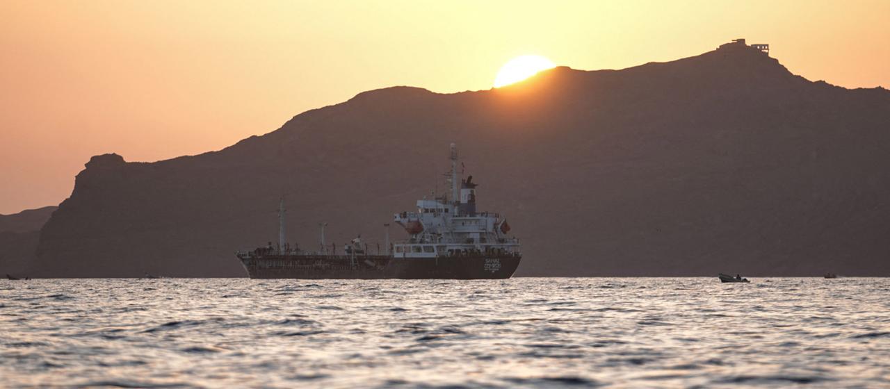 Ein Handelsschiff liegt vor der Küste des Jemen an der Meerenge Bab al-Mandab vor Anker.